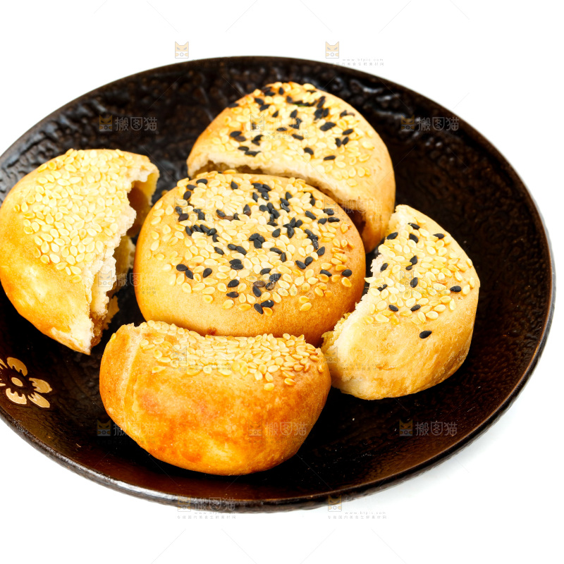 白底上放着一盘板栗酥饼