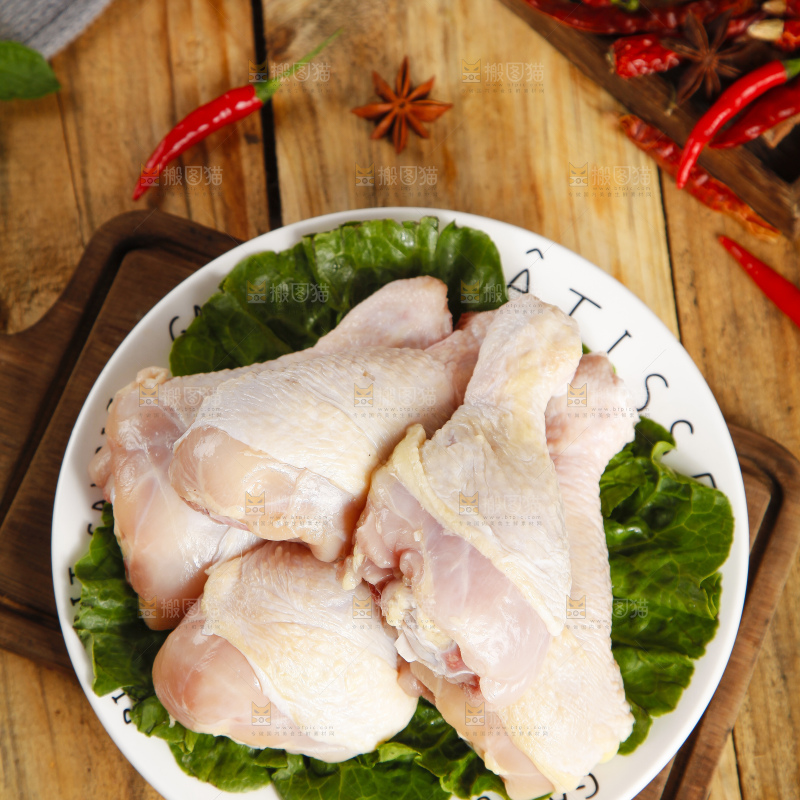 板子上放腌鸡腿