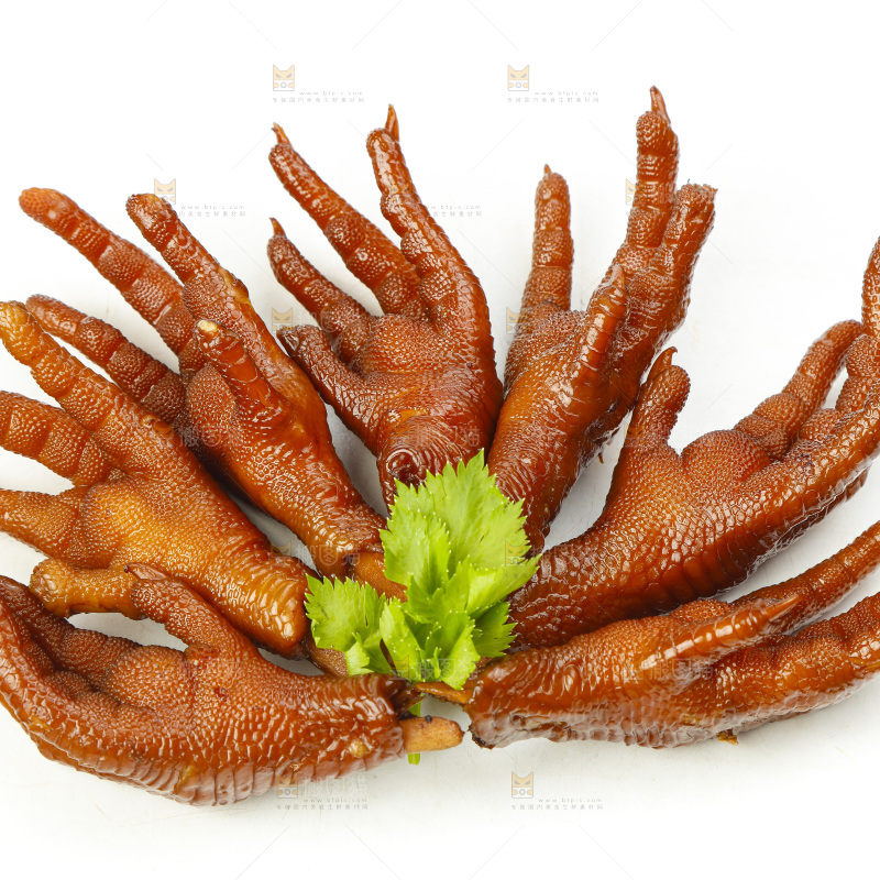 白底上摆放着麻辣鸡爪