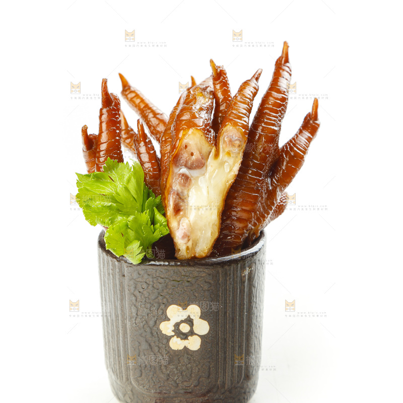 杯子里装着酱香鸡爪