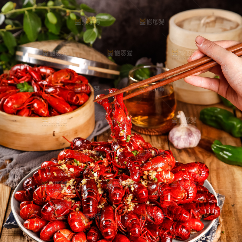 木板上放着一盘香辣小龙虾