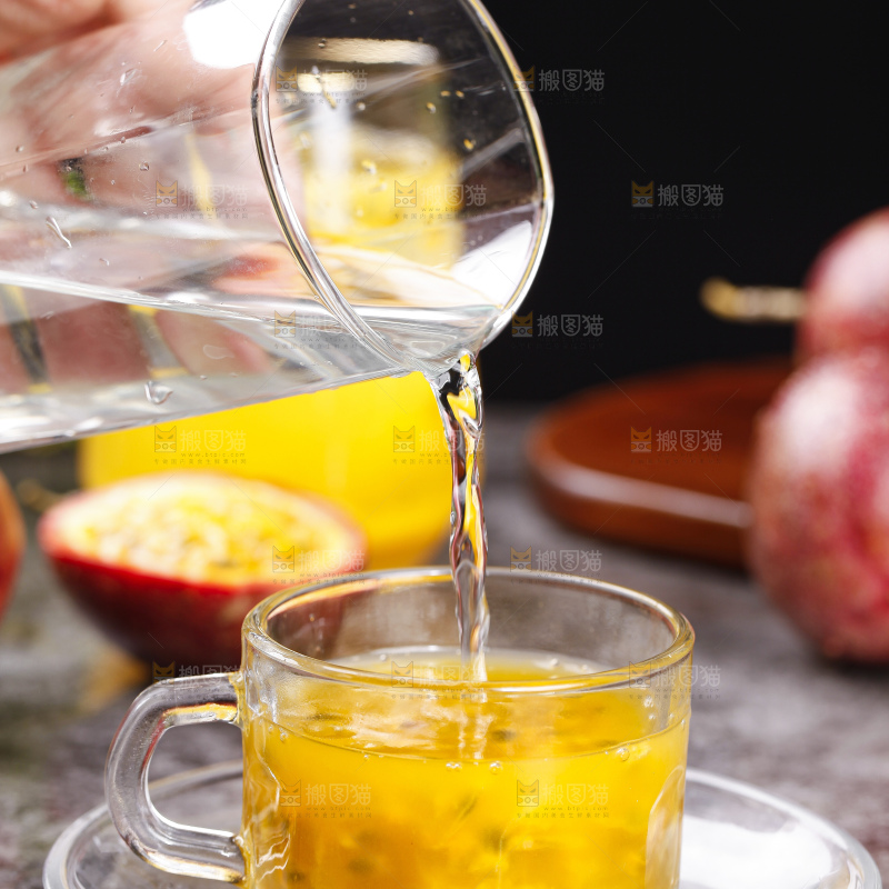 杯子里装着百香果汁