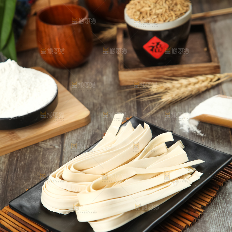 盘子里装着宽面条