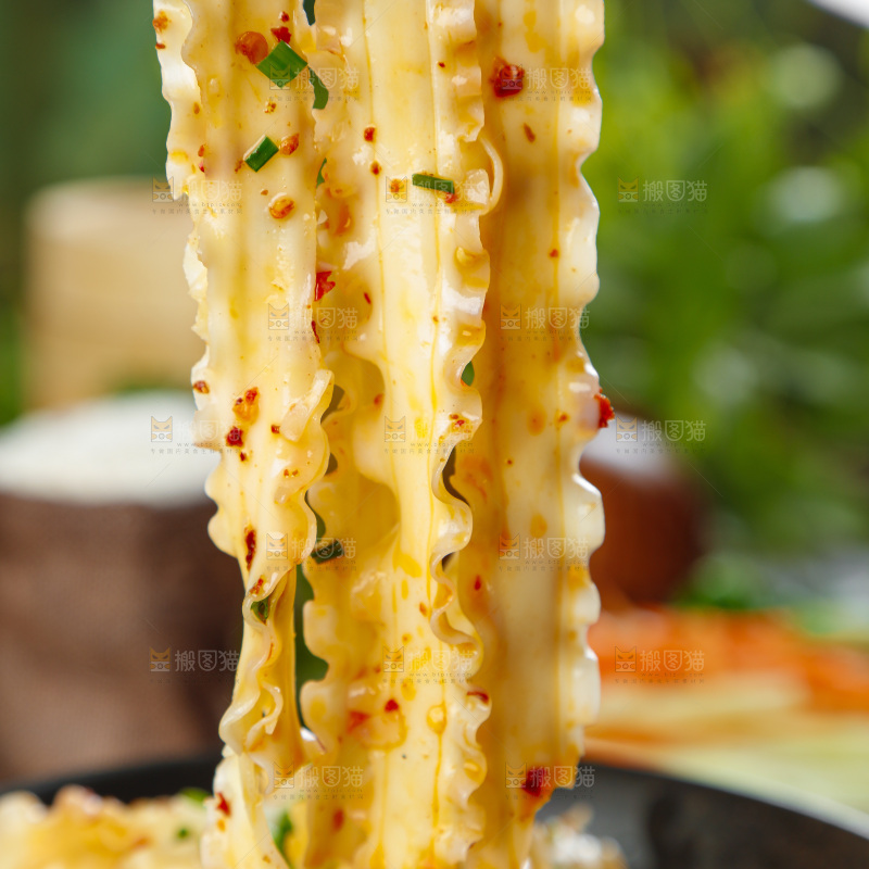 竹底上放着油泼面