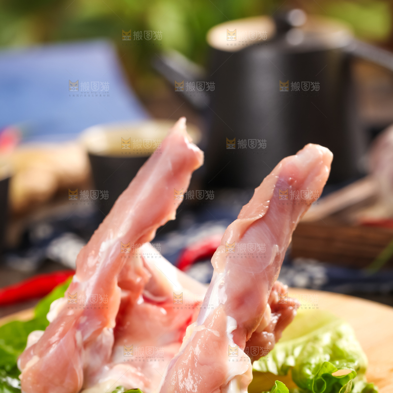 木板上放着鸭骨架