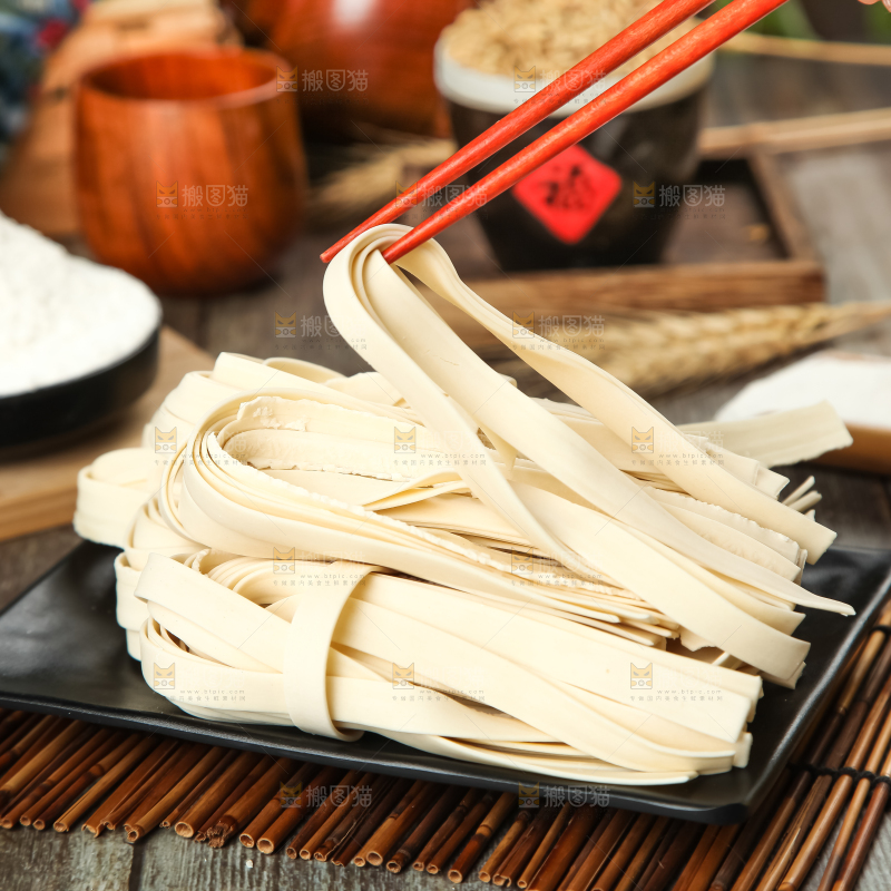 盘子里装着宽面条