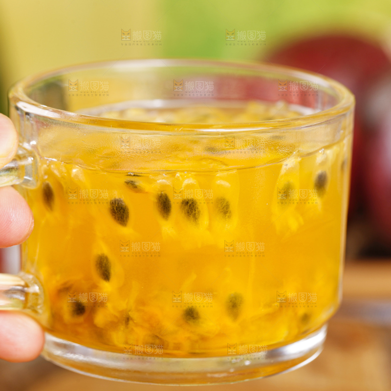 杯子里装着百香果汁