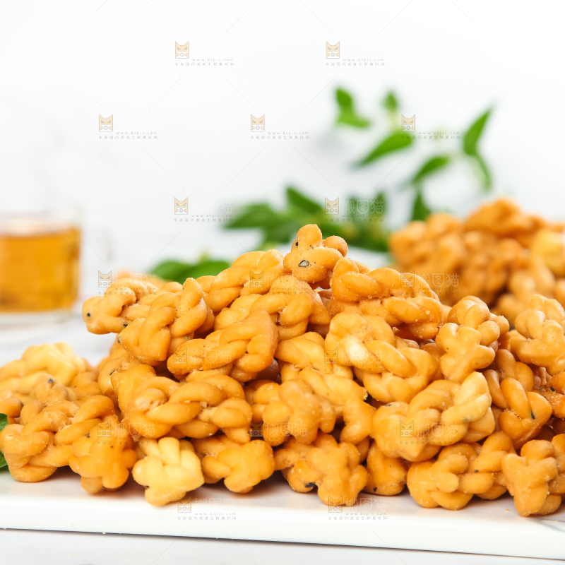盘子里装着小麻花