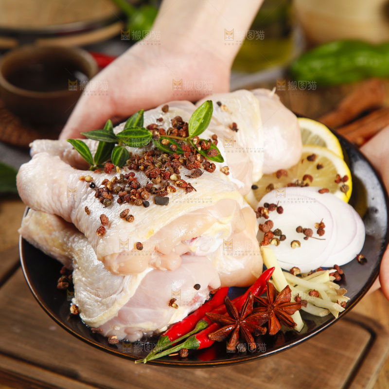 板子上放腌鸡腿