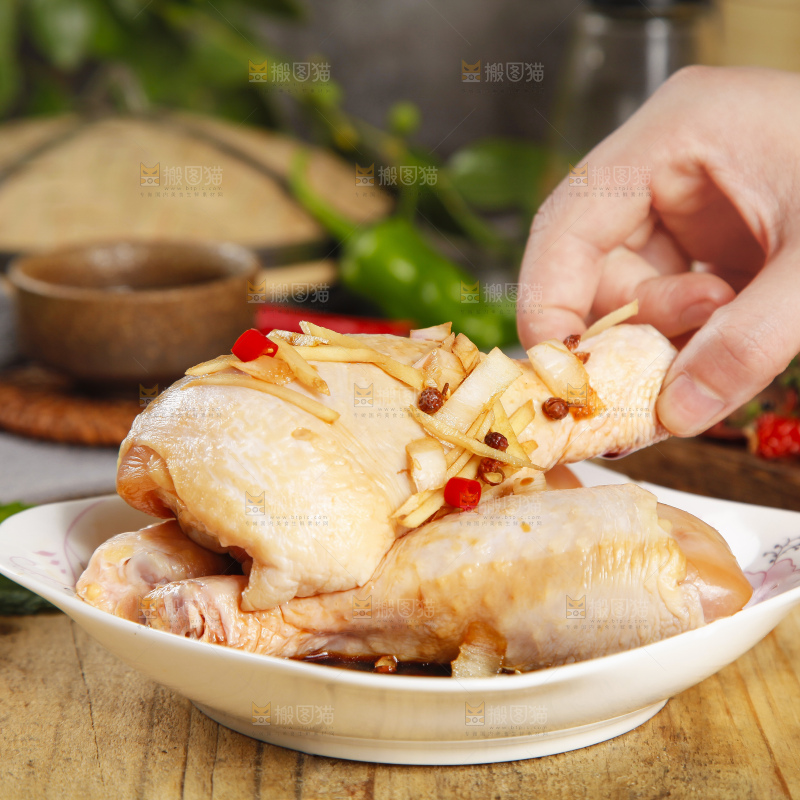 板子上放腌鸡腿