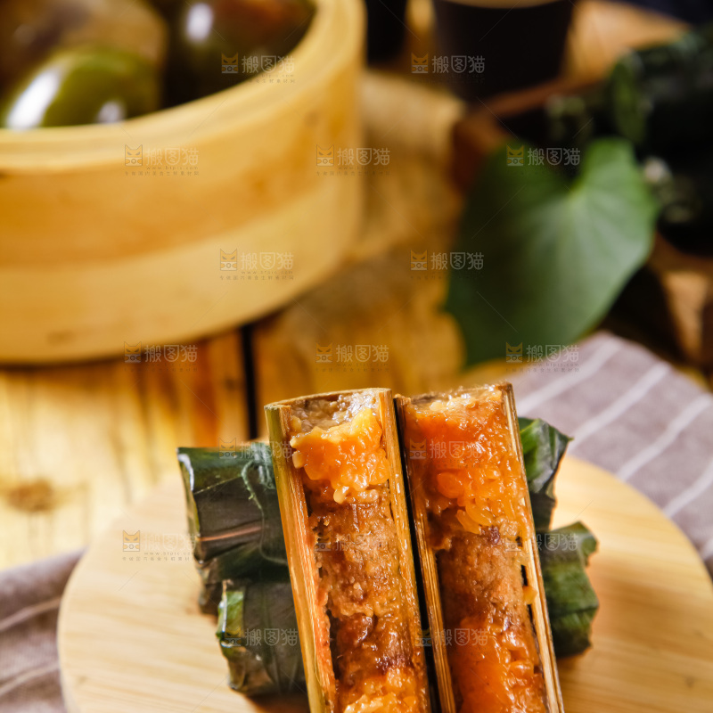 木板上的竹筒粽子