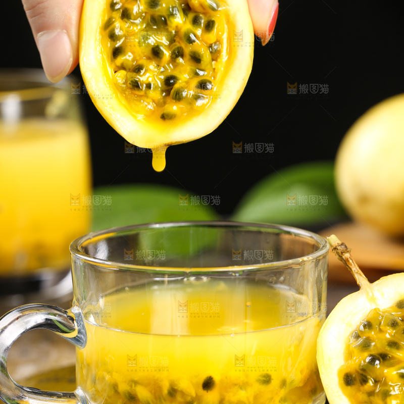 石板上放着一杯百香果汁