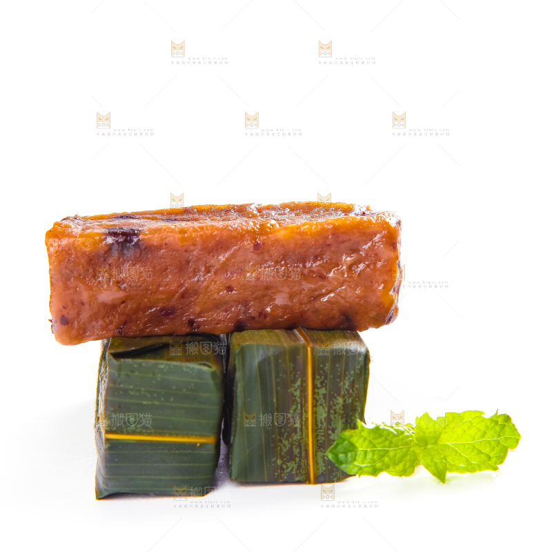 白底上摆放着竹叶糕