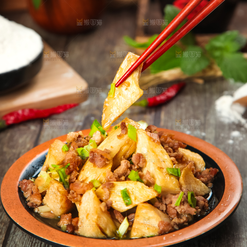 木板上放着一盘茭白炒肉