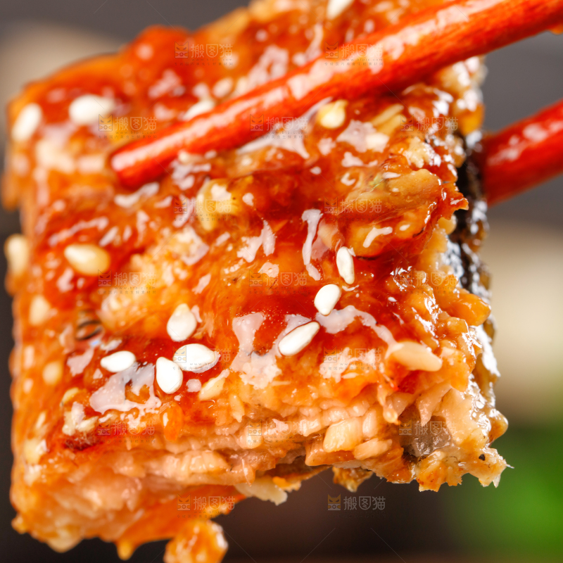 盘子里装着鳗鱼饭