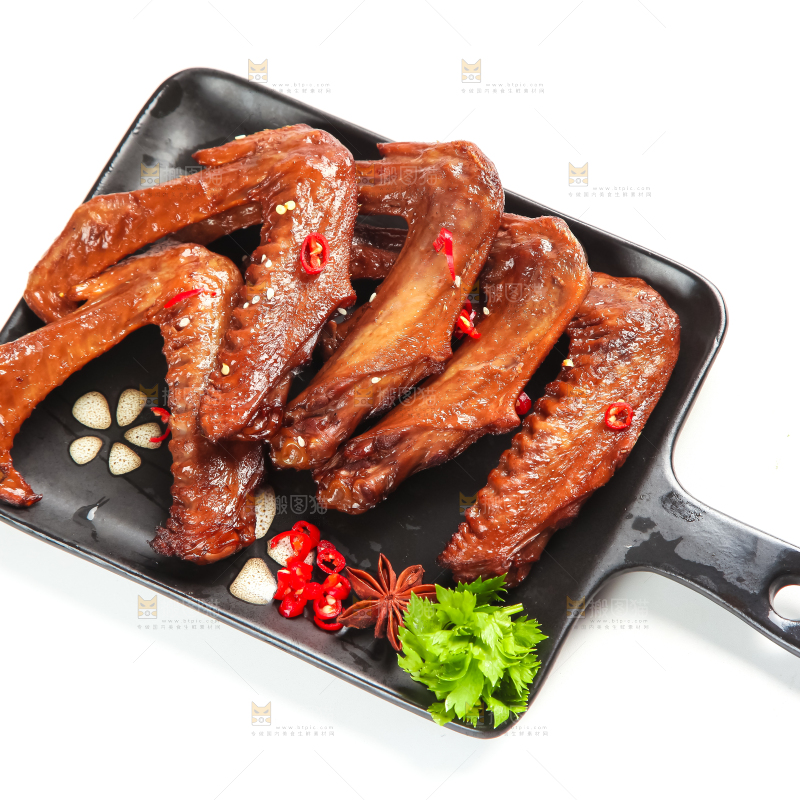 盘子里装着卤鸭翅