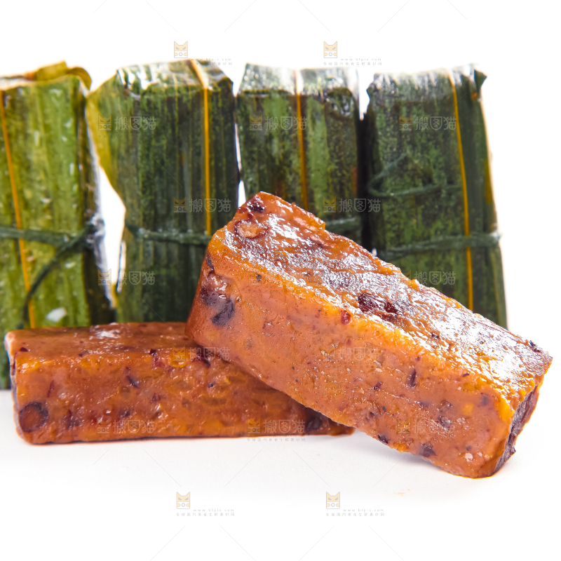 白底上摆放着竹叶糕