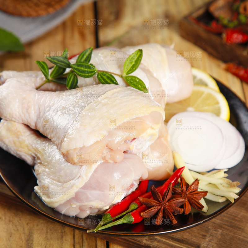 板子上放腌鸡腿