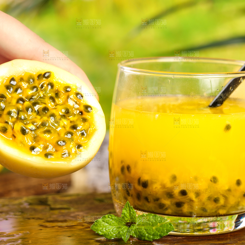 木板上放着一杯百香果汁