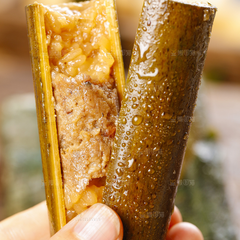 手里拿着竹筒糯米饭