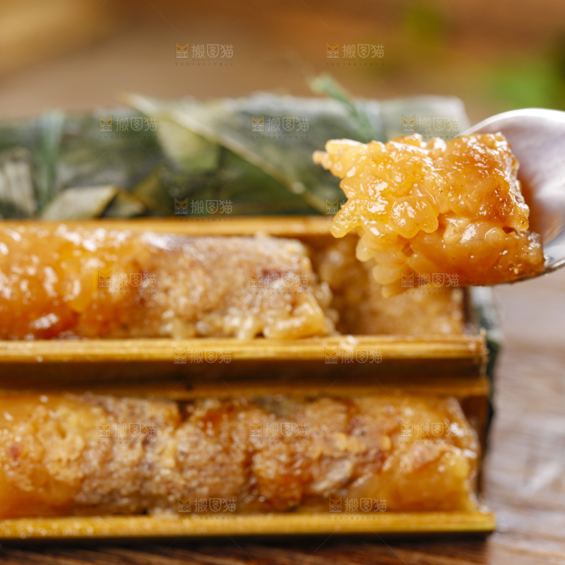 木板上的竹筒粽子