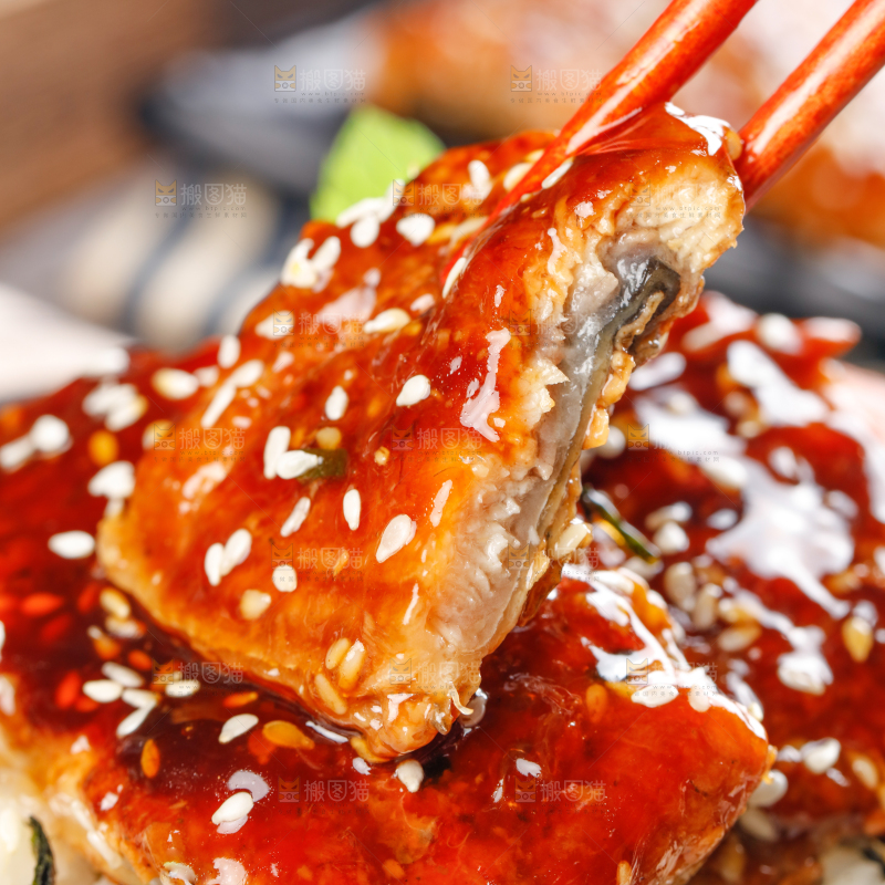 盘子里装着鳗鱼饭