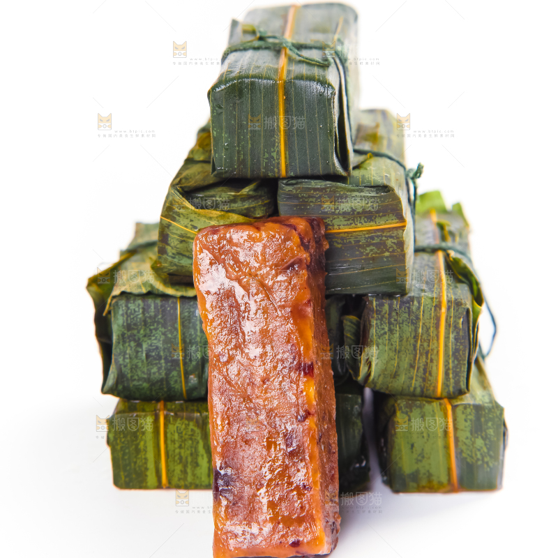 白底上摆放着竹叶糕