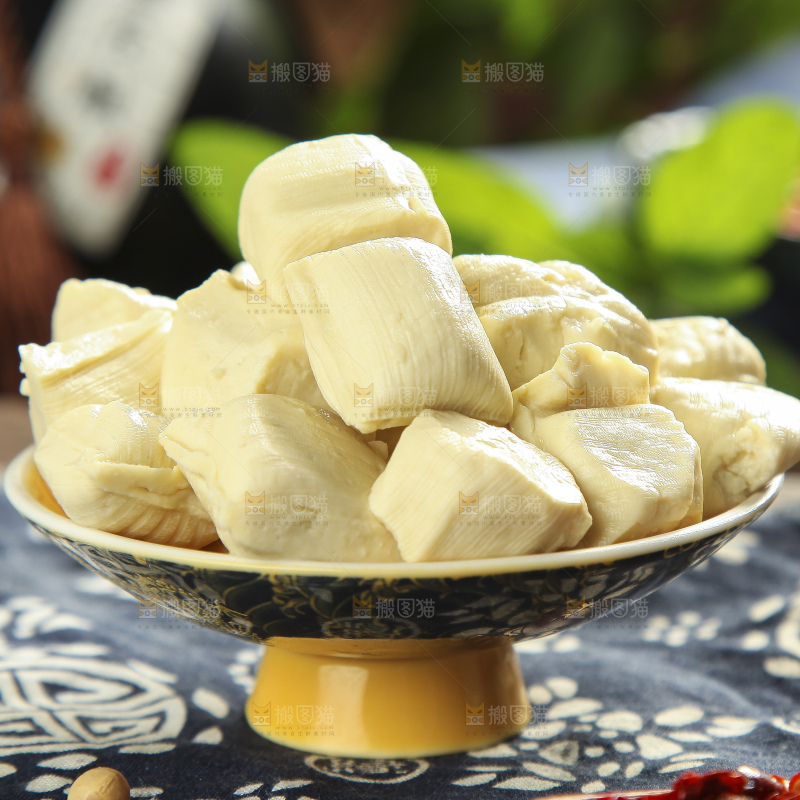 花布底上的包浆豆腐
