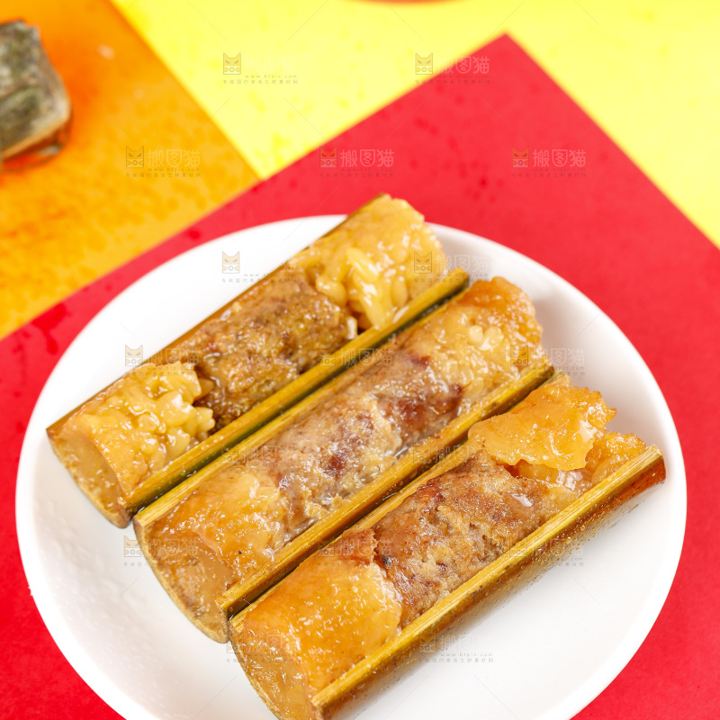 红底上的竹筒粽子