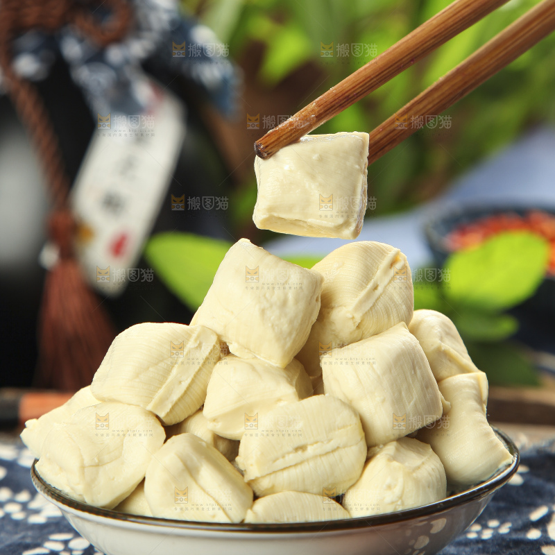花布底上的包浆豆腐