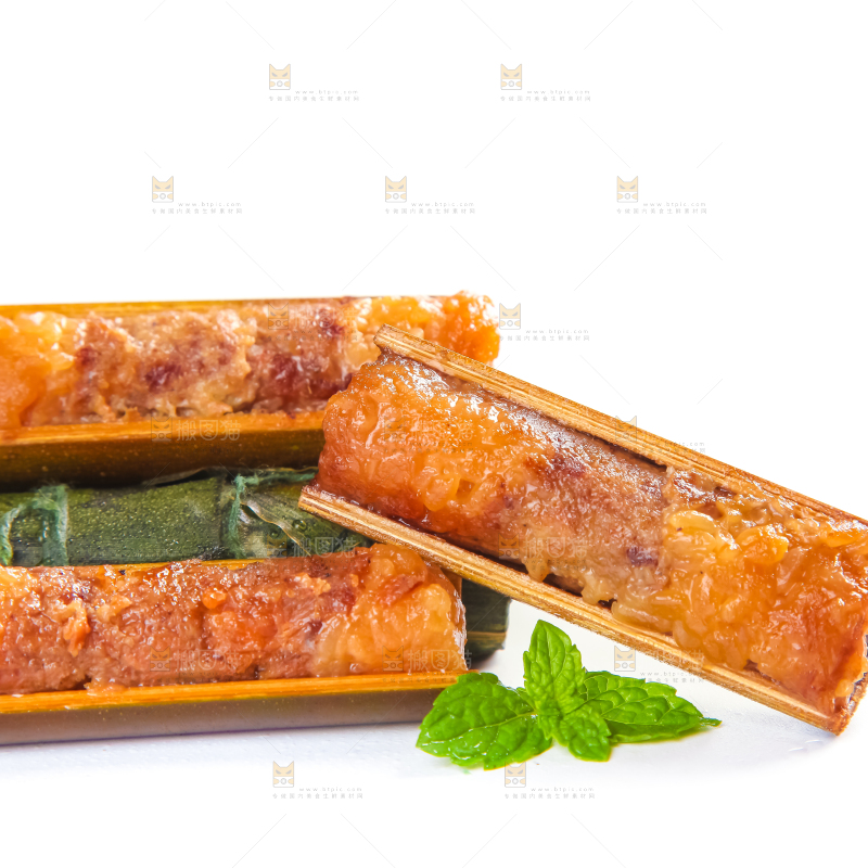 白底上放着竹筒肉粽