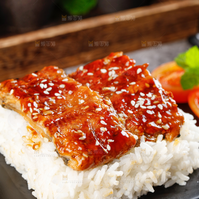 盘子里装着鳗鱼饭