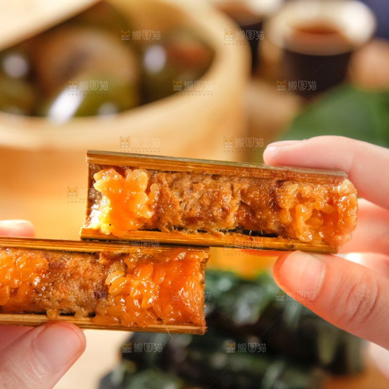 手里拿着竹筒肉粽