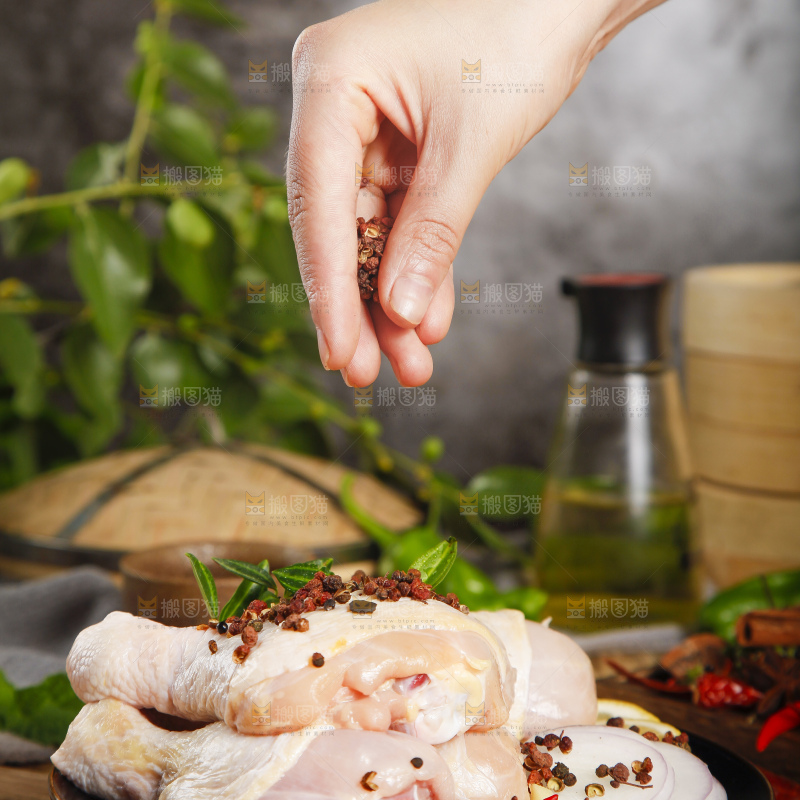 板子上放腌鸡腿