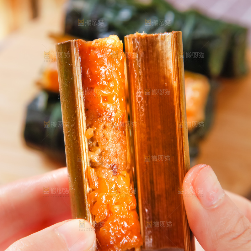 手里拿着竹筒肉粽