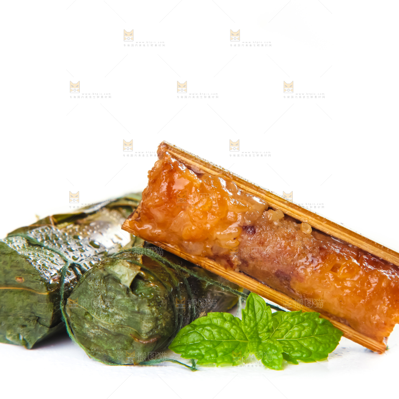 白底上放着竹筒肉粽