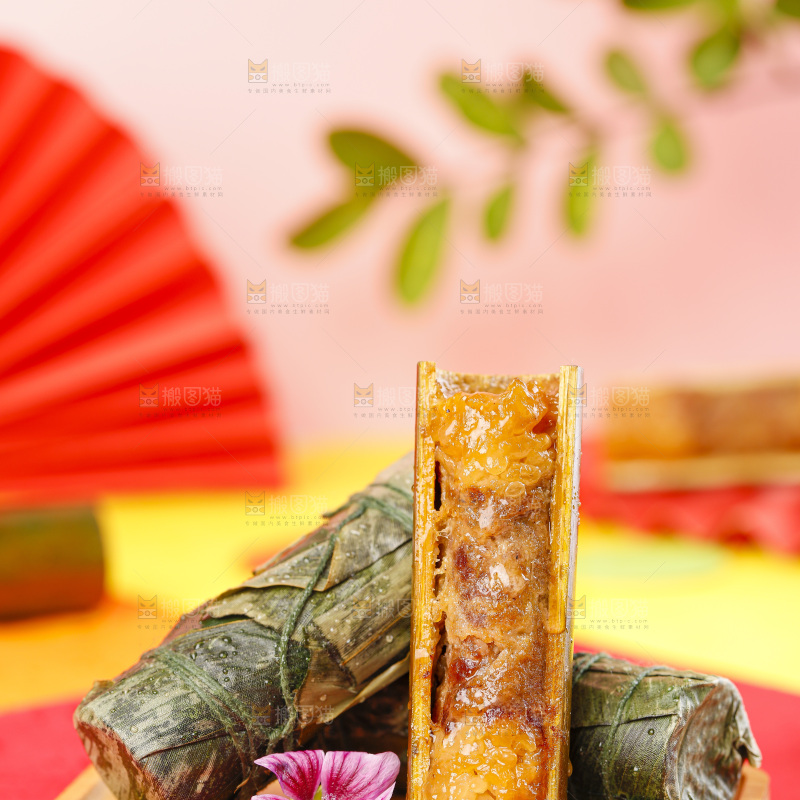 盘子里的竹筒肉粽