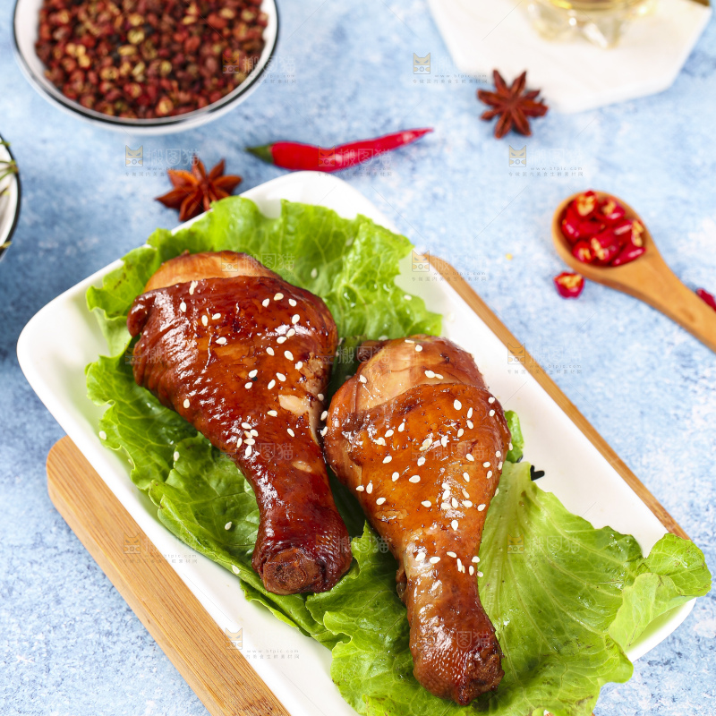 木板上的秘制鸡腿