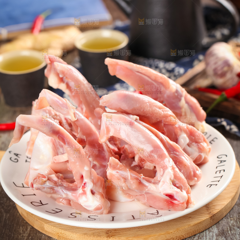 木板上放着鸭骨架