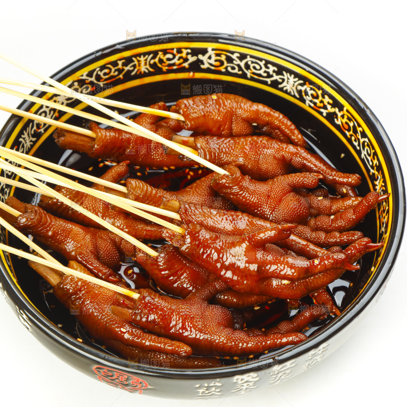 竹签上穿着酱香鸡爪