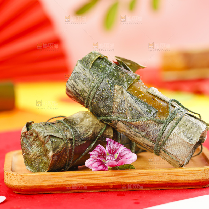 盘子里的竹筒肉粽