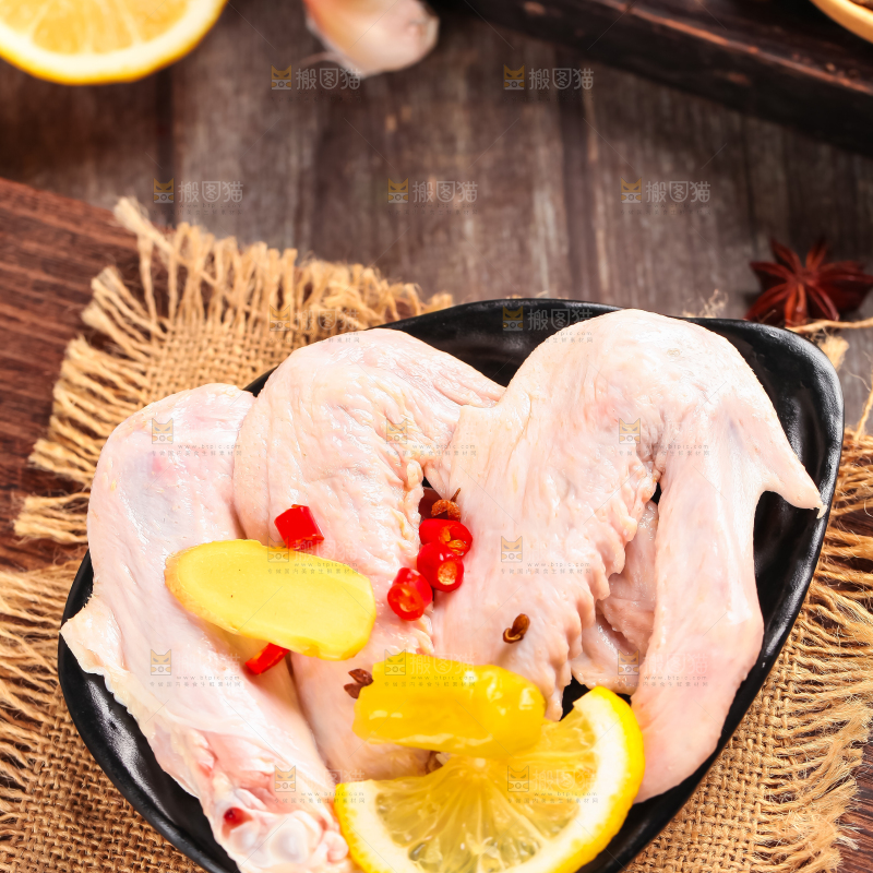 木板上放着一盘柠檬鸭翅