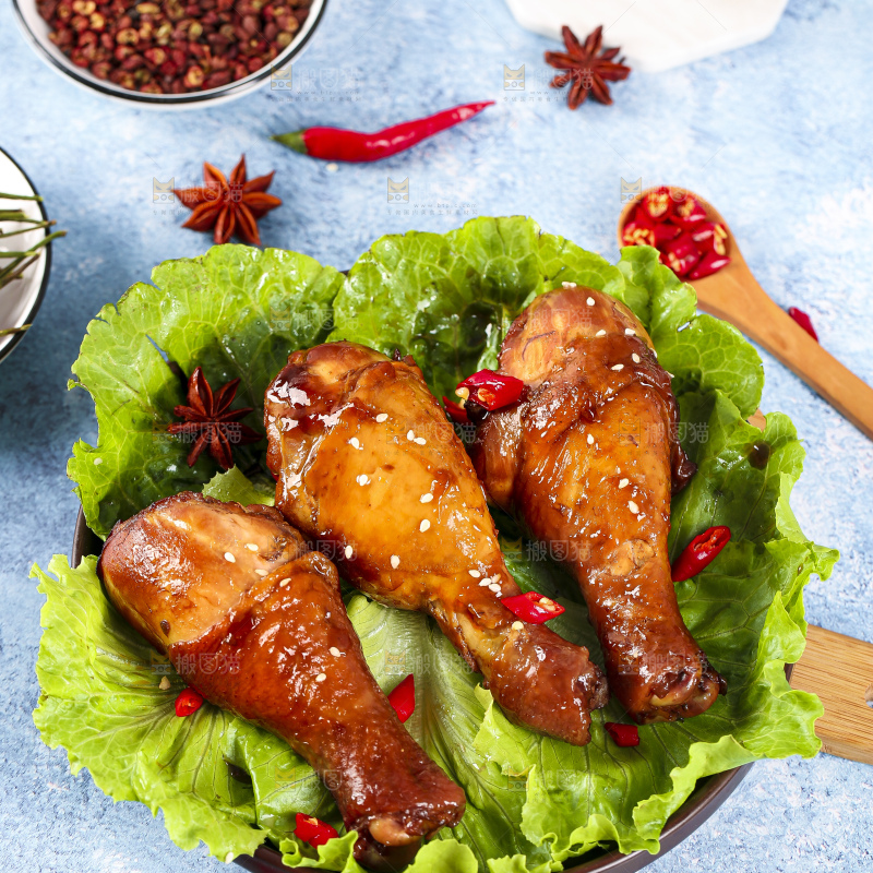 木板上的秘制鸡腿