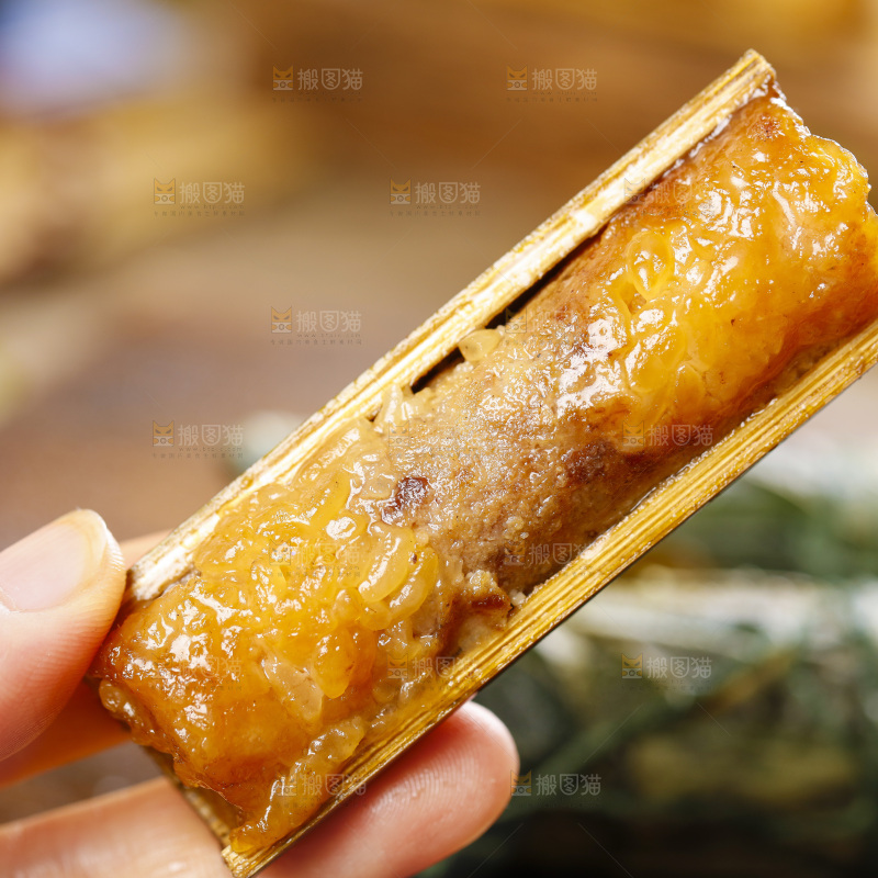 手里拿着竹筒糯米饭