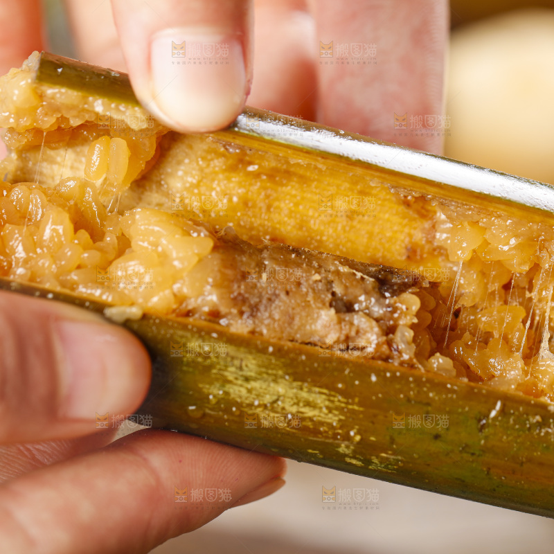 手里拿着竹筒糯米饭