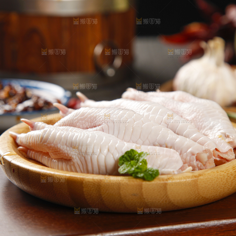 木板上放着一盘鸡爪子