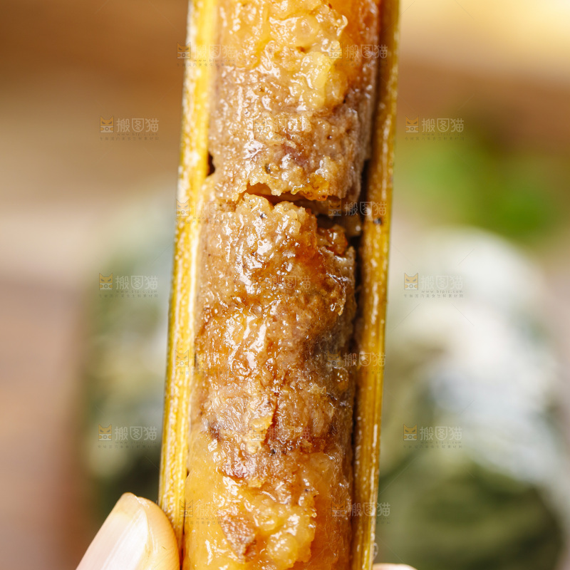 手里拿着竹筒糯米饭