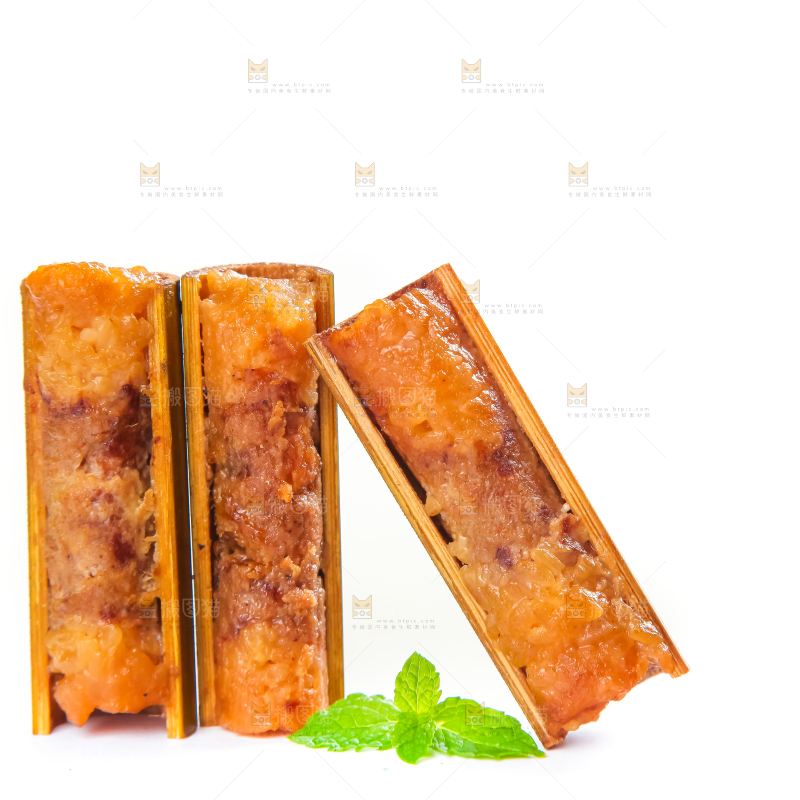 白底上放着竹筒肉粽