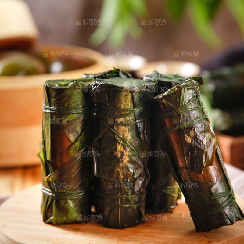 木板上的竹筒粽子