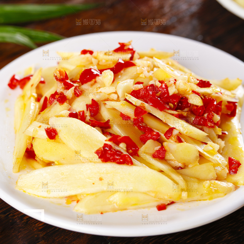 盘里装着一盘凉拌生姜片